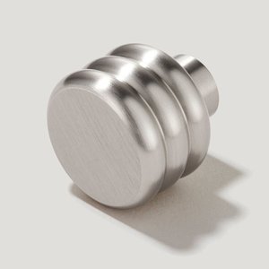 Bouton de meuble rond côtelé en aluminium argenté brossé avec profil circulaire superposé pour armoires de cuisine et placards modernes - Product Image 1