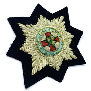 Badges brodés sur mesure de haute qualité avec des fils vibrants, des bords lisses, une construction fiable, en tissu toile - Product Image 4