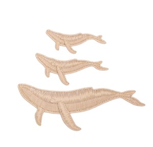 Arte de pared de mimbre con diseño de familia de ballenas estilo boho para habitación infantil, decoración de ratán, decoración de animales marinos tejidos con fibra vegetal sostenible. - Product Image 3