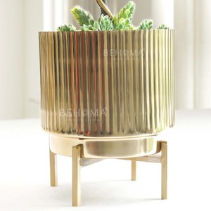 Macetas y jardineras redondas de metal de alta calidad, chapadas en oro, de la más alta demanda, suministradas desde India. - Product Image 3