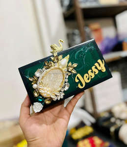 Monederos y embragues de resina adornados con diamantes de imitación ideales para accesorios de moda de la India - Product Image 3