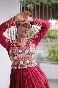Hermoso vestido de Navratri en georgette con trabajo de patchwork y borde de encaje. Fabricante y proveedor de Surat a precio mayorista. - Product Image 5