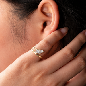 Anillo de banda abierta con diamante marquesa de 1 quilate (10x5mm) cultivado en laboratorio, certificado IGI D VS1, de oro amarillo de 14K, anillo solitario de banda dividida cruzada - Product Image 2