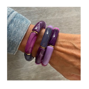 Bracelets en résine tendance de couleur violette avec accents plaqués or, bijoux de mode unisexe de qualité supérieure - Product Image 1