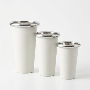 Ensemble de 3 vases cylindriques en aluminium blanc cassé faits à la main, 9 cm, à rebord roulé, emboîtables, pour la décoration intérieure, les hôtels et les mariages - Product Image 1