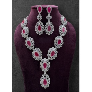 Parure Collier et Boucles d'Oreilles Plaqué Argent pour Femme avec Pierres de Zircon Rouge – Bijoux Classiques pour Mariage et Fêtes, Alliage Tendance - Product Image 1