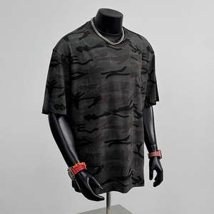 เสื้อยืดลายพรางสีเขียวสำหรับผู้ชาย ผ้าคอตตอนผสม คอกลม สไตล์ลำลอง สตรีทแวร์ ทรงปกติ รับผลิตแบบสั่งทำพิเศษ - Product Image 4