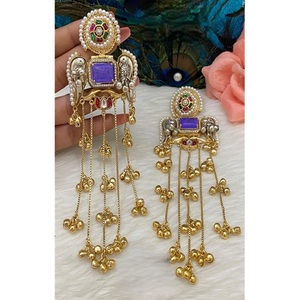 ต่างหูทองเหลืองชุบทองคุณภาพพรีเมียมประดับมอยส์ซาไนต์แบบคุนดัน ดีไซน์หรูหราทันสมัยสำหรับผู้หญิง เหมาะสำหรับงานแต่งงาน - Product Image 1