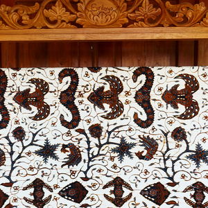 Handcrafted Indonesian Hand Drawn Batik Tulis Eco-Friendly Cotton Fabric Traditional Wahyu T. Bledak Motif Classic White Bag - Product Image 3