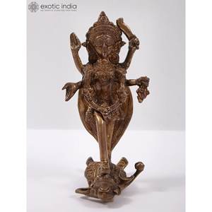 Escultura de latón hecha a mano de 6 pulgadas de la diosa Kali con estatua de latón de aspecto tribal para el hogar y el templo hecho en La India - Product Image 1