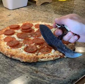 Couteau à pizza en acier Damas de style moderne, unique, avec manche en bois personnalisé et étui en cuir, artisanat en acier, compatible micro-ondes international - Product Image 3