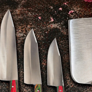 Collection de couteaux de boucher Qurbani, manches en bois rouge et vert, lames de coupe argentées, grand couteau à viande et trois couteaux à trancher - Product Image 2