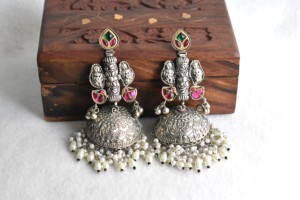 Pendientes Jhumka de Kundan plateados en plata oxidada con perlas, de latón, estilo étnico tradicional, joyería de boda para mujer. - Product Image 2