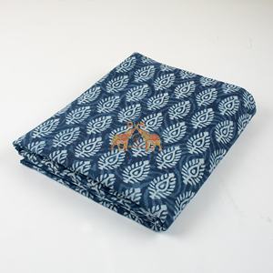 Tissu en coton biologique indigo bleu, imprimé à la main, fabriqué en Inde, teint naturellement, motif floral, matière luxueuse pour vêtements - Product Image 3