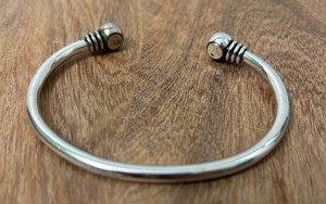 กำไลข้อมือเงินแท้สลักลายสำหรับผู้ชาย ชุบเคลือบอย่างดี สายเงินตัน กันน้ำ ป้องกันการหมอง ไม่ผสมตะกั่ว ไม่ผสมนิกเกิล เหมาะเป็นของขวัญแต่งงาน - Product Image 2