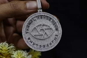 Colgante de medallón de moissanita con incrustaciones de circonitas, de plata 925, joyería hip hop, pasa el test de diamante, colgante religioso personalizado para hombre - Product Image 4