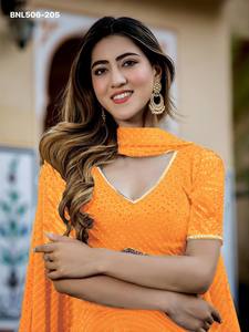 ชุดเลเฮนกาโชลีแบบอินเดียดั้งเดิมสำหรับงานปาร์ตี้ ทำจากผ้าจอร์เจตต์เนื้อนุ่ม ประดับด้วยงานปักดิ้นทองและลูกไม้ลายเลเฮริยา ขายส่ง - Product Image 6