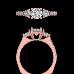 Bague de fiançailles de luxe en or rose avec trois pierres rondes en diamant taille brillant, style alliance, bijoux de mariage pour femme - Product Image 2