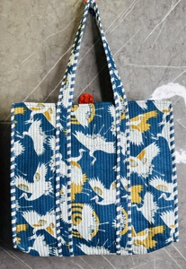 Bolso tote hecho a mano con estampado de grullas en azul marino, blanco y mostaza, bolso tote de hombro de algodón acolchado, grande, para viajes diarios, compras. - Product Image 4