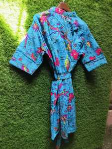 Bata tipo kimono de terciopelo con estampado floral azul, mangas largas y cinturón para mujer, ideal para estar en casa o en el salón. - Product Image 3
