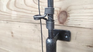 Poignée de porte en fer forgé résistante à la rouille, facile à installer, design en forme de canne à pêche pour portails ou portes. - Product Image 4