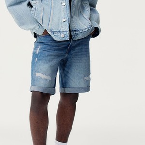 Shorts en jean déchirés pour homme, taille mi-haute, coupe droite, délavés, style décontracté d'été avec ourlet retroussé et poches - Product Image 4