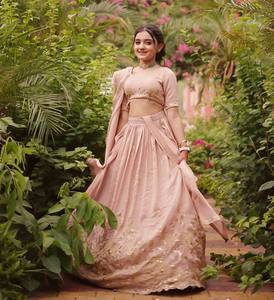 NiMa Creations Salwar Kameez en Crêpe de Soie Naturelle Brodé Rose, Tenue Traditionnelle Indienne pour Mariage, Longueur Genou pour Filles, Séchage Rapide - Product Image 4