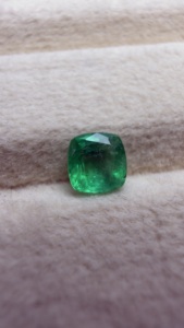 Esmeralda Colombiana Natural Certificada, Corte Cuadrado Cojín, Color Verde Intenso, Piedra Preciosa Suelta de 0.56 Quilates - Product Image 2