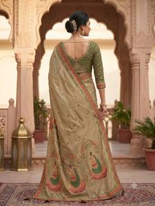Sari de Seda Beige con Estampado Digital para Mujer, con Borde Verde y Rojo, Traje Tradicional Indio para Bodas, Corte Regular, Largo hasta el Suelo - Product Image 2
