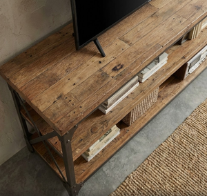 Mueble de TV y estantería versátil de madera maciza para sala de estar con patas de hierro industriales para uso doméstico y comercial - Product Image 2