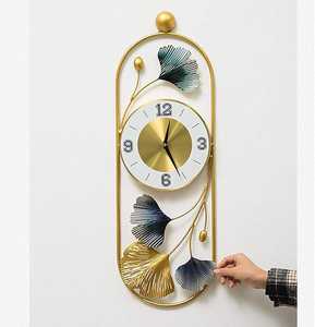 Horloge murale en métal avec chiffres romains carrés, horloge décorative géométrique moderne, finition or antique - Product Image 6