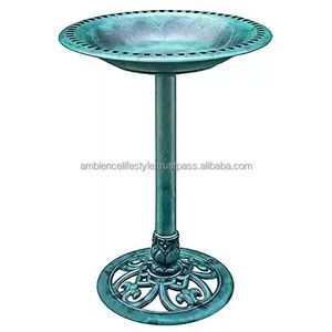 Bain d'oiseaux décoratif en métal avec détails vintage, durable et élégant, pour décorer votre jardin extérieur et attirer facilement les oiseaux. - Product Image 6