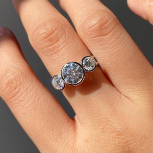 แหวนเพชรทรงกลม 3.50 กะรัต ฝังแบบ Bezel Set เพชรเลี้ยงในห้องปฏิบัติการ แหวนสามเม็ด แหวนสเตทเมนท์ แหวนแต่งงานทรงกลมแบบละเอียดอ่อน แหวนทริโลจี - Product Image 1