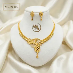 Collar de Cadena con Eslabones Florales de Latón Chapado en Oro de 24K con Pendientes a Juego Modernos para Mujer, Joyería de Moda para Bodas y Fiestas - Product Image 1