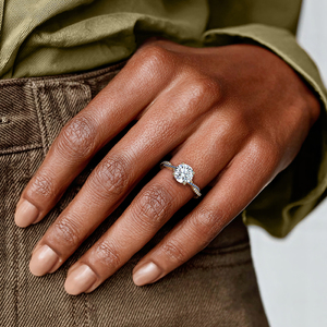 Bague de fiançailles solitaire à quatre griffes avec diamant rond - Product Image 6
