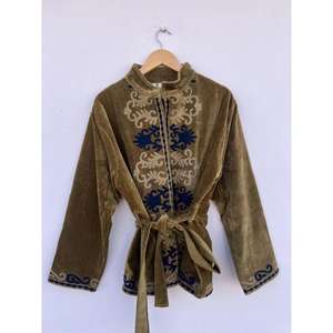 Veste kimono en velours brodée à la main, robe réversible Suzani, manteau d'hiver bohème, élégant, modeste, cadeau pour elle - Product Image 2