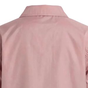 เสื้อแจ็คเก็ตโค้ชสีชมพูสำหรับผู้หญิง ปักลายตราสัญลักษณ์ ตัวอักษร ดีไซน์กระดุมด้านหน้า เสื้อคลุมลำลองแฟชั่น แขนยาว สตรีทแวร์ - Product Image 4