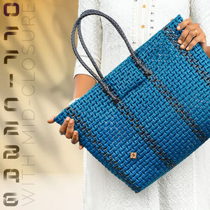 กระเป๋าโท้ทผ้าทอมือที่มีสไตล์สีฟ้าหรูหราพร้อมฝาปิดขนาดกลางที่ปลอดภัยการออกแบบที่กว้างขวางเหมาะสำหรับการทำงานและการเดินทาง - Product Image 1