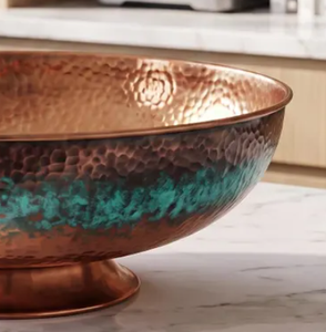 Frutero de Cobre Martillado con Patina Teal y Detalles en Turquesa Verdigris, Centro de Mesa Decorativo Metálico con Base para Cocina - Product Image 4