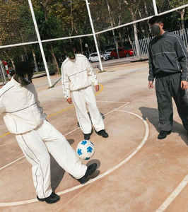 ชุดวอร์มกันลมพิมพ์ลายผ้าโพลีเอสเตอร์/คอตตอนแบบกำหนดเองปี 2026 สำหรับผู้ชาย คุณภาพสูง กันลมได้ดี แบบกลับด้านได้ เป็นมิตรกับสิ่งแวดล้อม เสื้อแจ็คเก็ตและกางเกง - Product Image 2