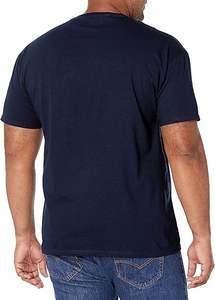 Disfrute de la comodidad y la moda al mismo tiempo con esta camiseta gráfica única para hombre. - Product Image 2