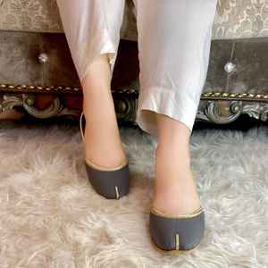 Regalo especial para Eid, Khussa hecha a mano para mujer, Jutti tradicional plano, Khussa informal con suela de cuero, Khussa negra con lentejuelas. - Product Image 4