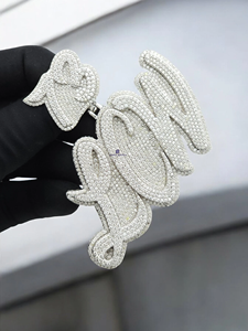 Colgante Personalizado con Nombre en Oro Blanco con Acabado VVS Moissanite, Joyería de Diamantes Estilo Hip Hop - Product Image 3