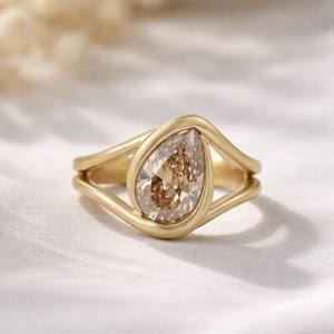 Bague en diamant taille poire couleur champagne de 2,02 carats, cultivé en laboratoire, unisexe, or massif 14 carats, cadeau de fiançailles moderne pour toi et moi - Product Image 5