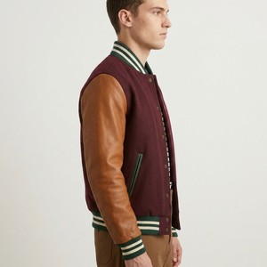 Chaqueta Universitaria Borgoña para Hombre con Mangas en Contraste Color Bronceado, Cuello con Rayas Acanaladas, Cierre de Botones a Presión, Corte Regular, Ropa Exterior Universitaria - Product Image 4