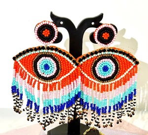Boucles d'oreilles à pampilles perlées Evil Eye, ornées de perles, faites à la main, avec motif perroquet, de la marque BaubleBar - Product Image 6
