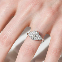 Bague en or rose avec diamant taille émeraude et pierres latérales, bague de fiançailles de luxe pour femme