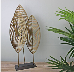 Hoja de monstera dorada detallada con recortes naturales sobre un pedestal de mármol premium. Disponible a precios de mayorista. - Product Image 4