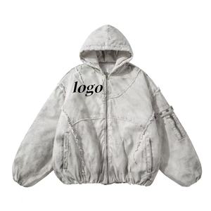 Chaqueta acolchada con capucha para hombre, manga murciélago, logo bordado, borde deshilachado, estilo urbano de invierno, abrigo grueso de lona de poliéster - Product Image 4