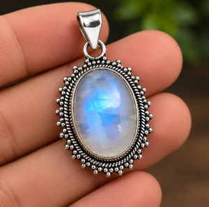 Pendentif ovale en pierre de lune arc-en-ciel avec bordure argentée ornée de perles et gemme à reflets bleus pour la vente en gros de bijoux - Product Image 2